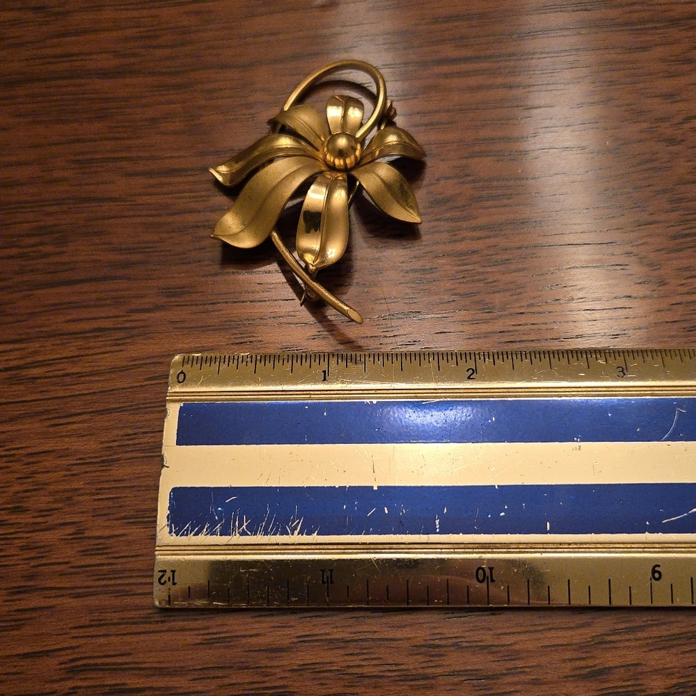 Flower Brooch Gold Tone Smooth Satin Vintage 1960s Pin Beautiful - Picture 4 of 4